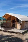 Passer une nuit en tente aménagée au Camping Huttopia Côte Sauvage