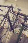 Un vélo en cours de réparation