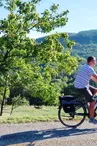 Balade en vélo à assistance éléectrique sur un petite route pittoresque du Pays de Vernoux