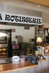 La Rôtisserie : cuisine ouverte sur la salle du restaurant