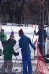 skieurs qui prennent le téléski aux Chosalets