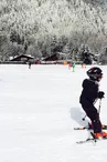 Enfant qui ski sur le domaine du Savoy