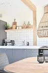 keuken-vakantiehuis-lott-saint-germain-les-belles-landelijke-keuken-natuurstenen-aanrechtblad
