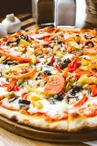 mix pizza chicken tomato bell pepper olives mushroom side view