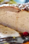 savoureux-porc-viande-rotie-appetissant-legumes-pour-noel-jour-thanksgiving-fermer