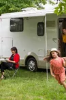 Touristes-en-Camping-car-a-La-Suze-sur-Sarthe